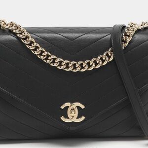 CHANEL Black Chevron Quilted Lambskin Shoulder Bag with Gold Chain pristine